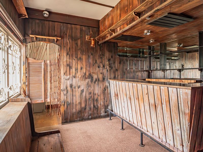 Timeless charm with panoramic Kensington views. - Photo 3