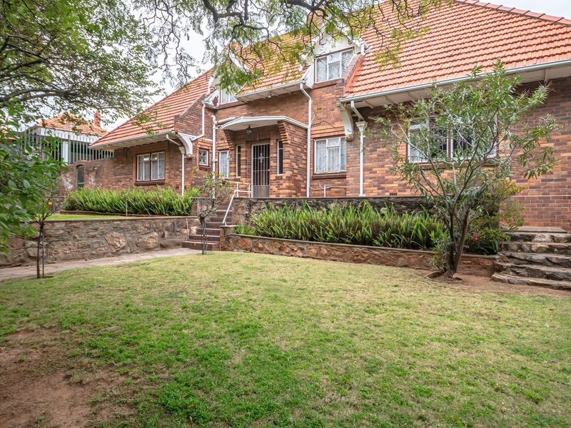Timeless charm with panoramic Kensington views. - Photo 1