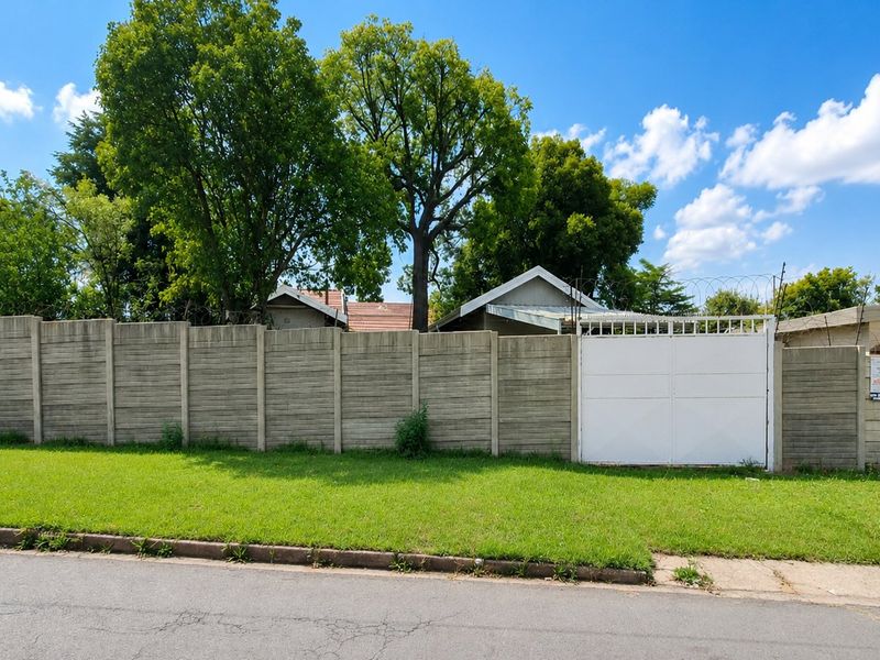 Charming Family Home in the Heart of Mindalore, Krugersdorp - Photo 1