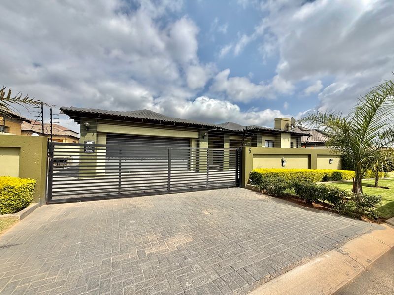 A Family Home Ideal For Lovers of Space & Entertaining  - Photo 1