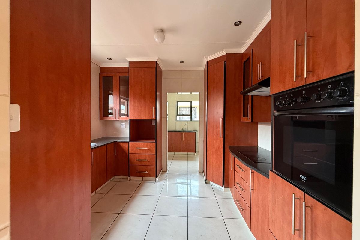 Generous spaces and practical living come together beautifully - Photo 3