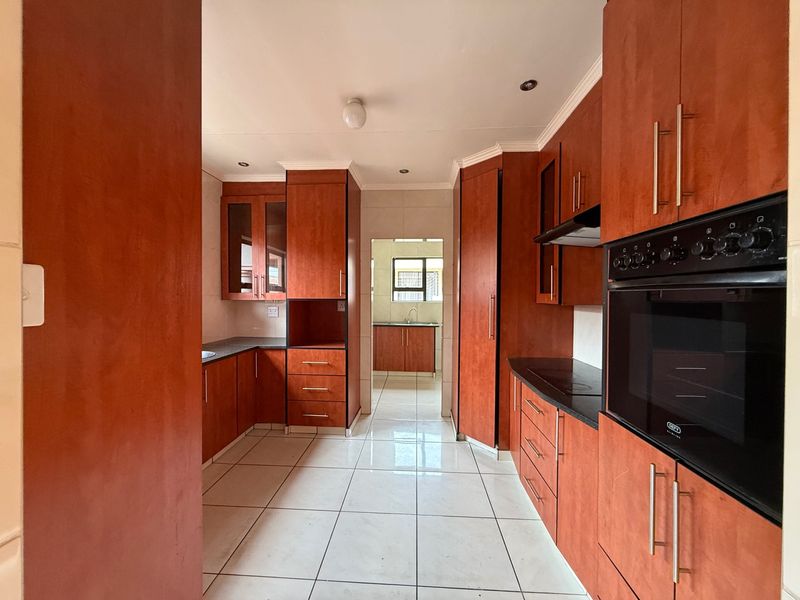 Generous spaces and practical living come together beautifully - Photo 3