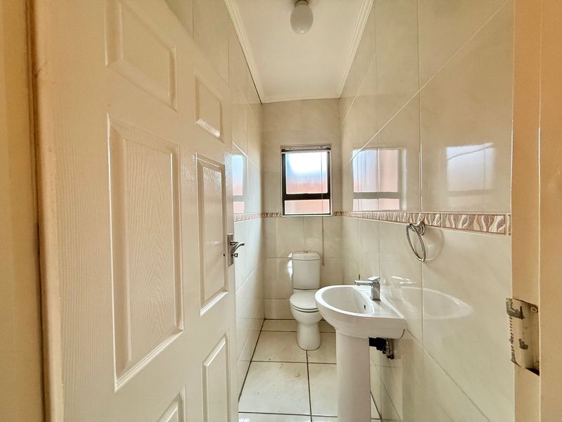 Generous spaces and practical living come together beautifully - Photo 7