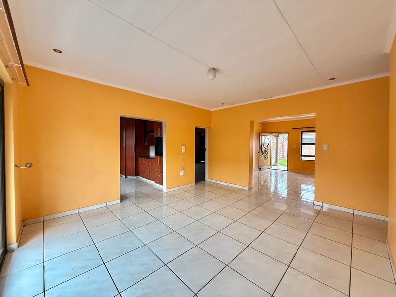 Generous spaces and practical living come together beautifully - Photo 6