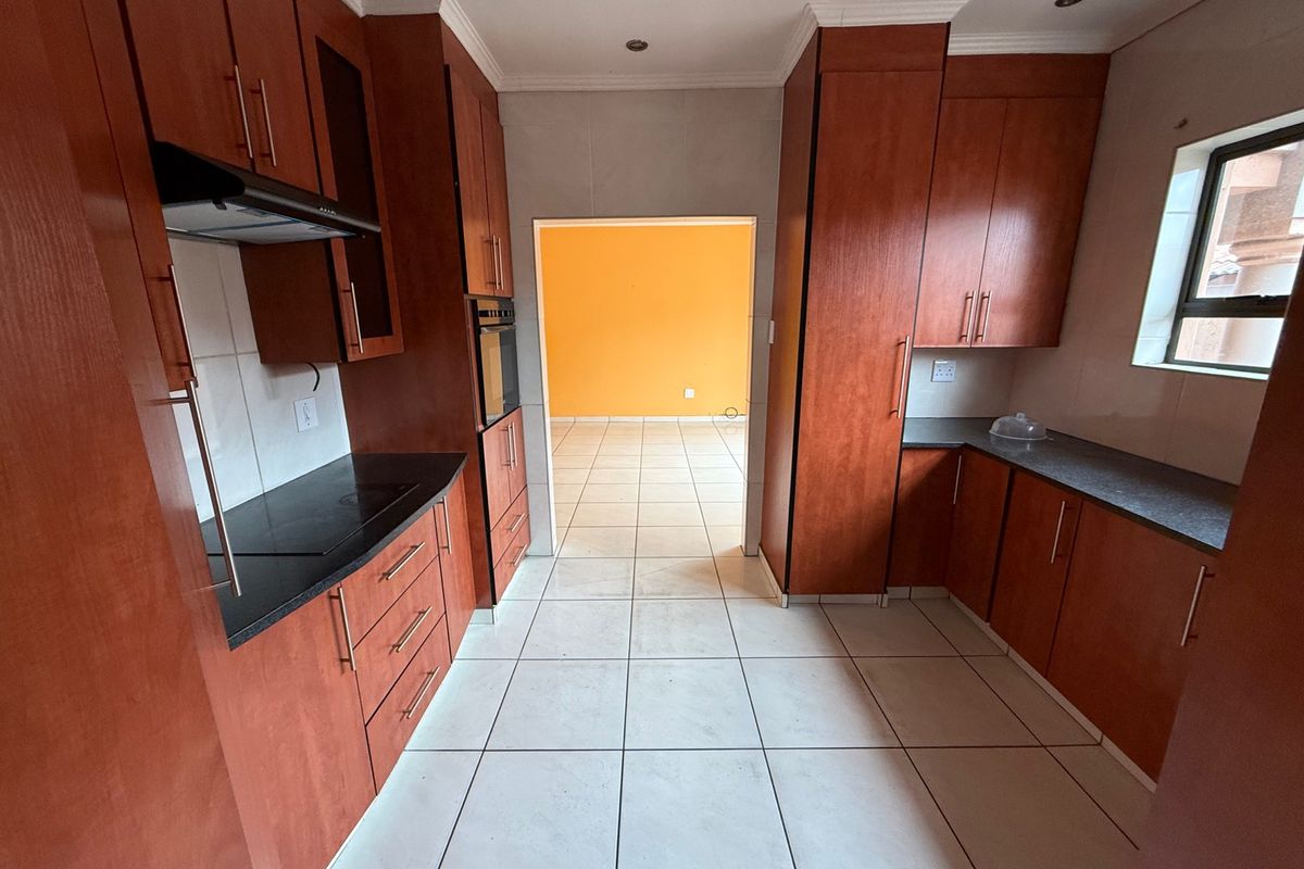 Generous spaces and practical living come together beautifully - Photo 4