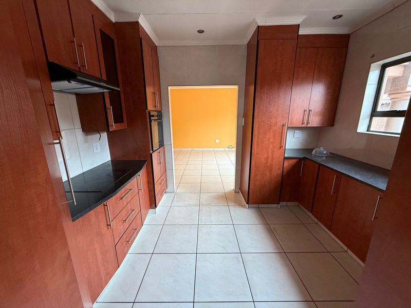 Generous spaces and practical living come together beautifully - Photo 4