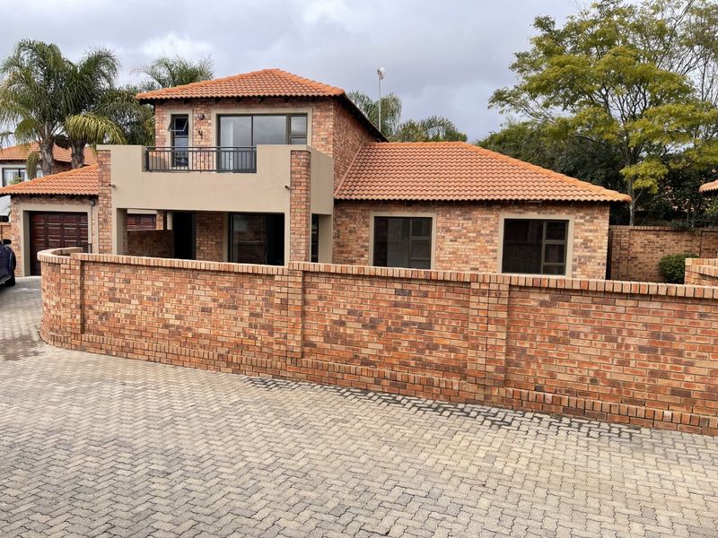 A modern beautiful Townhouse for sale  - Photo 3