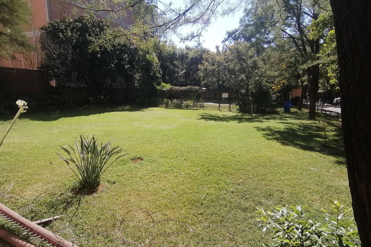 FOR SALE: Spacious & Investment-Ready 2-Bedroom Apartment – Muckleneuk, Pretoria - Photo 3