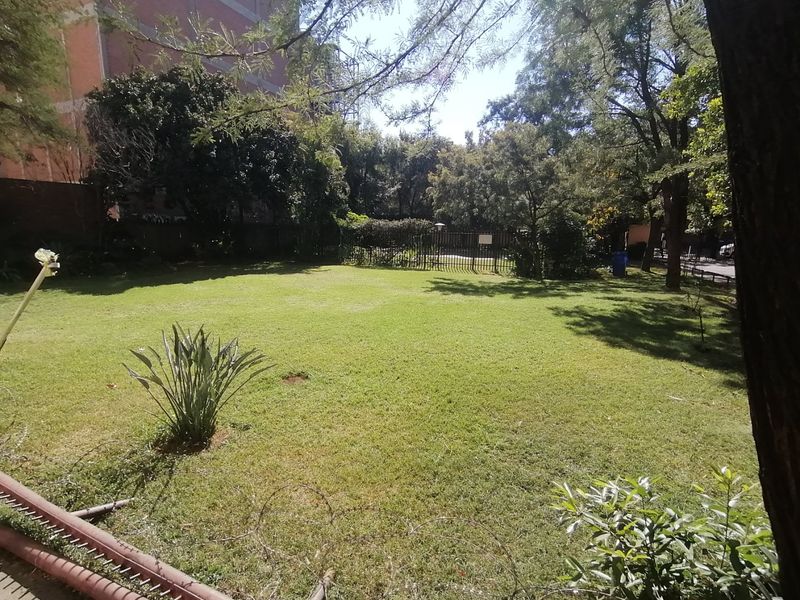 FOR SALE: Spacious & Investment-Ready 2-Bedroom Apartment – Muckleneuk, Pretoria - Photo 3