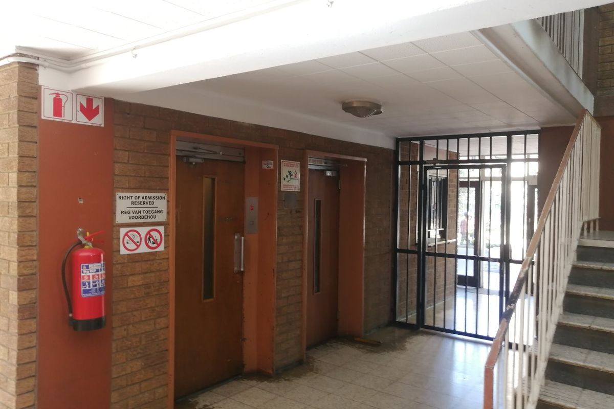 FOR SALE: Spacious & Investment-Ready 2-Bedroom Apartment – Muckleneuk, Pretoria - Photo 2