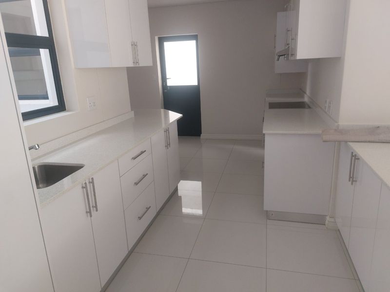 Spacious 4 bed flat in Durban North living easy - Photo 7