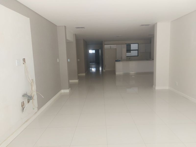 Spacious 4 bed flat in Durban North living easy - Photo 2