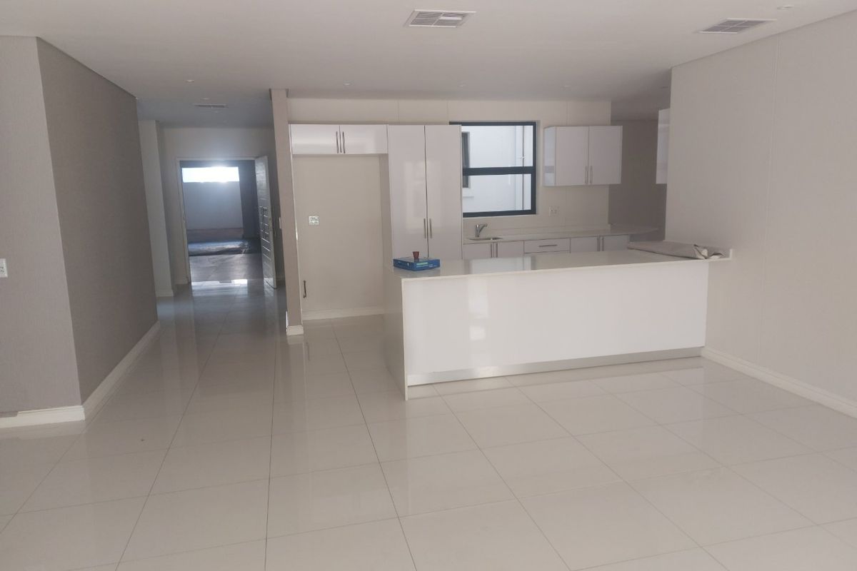 Spacious 4 bed flat in Durban North living easy - Photo 3