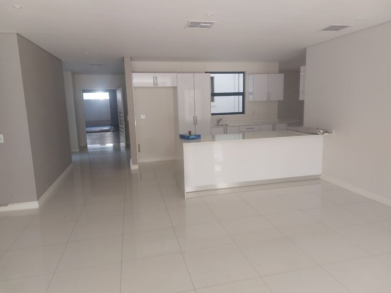 Spacious 4 bed flat in Durban North living easy - Photo 3