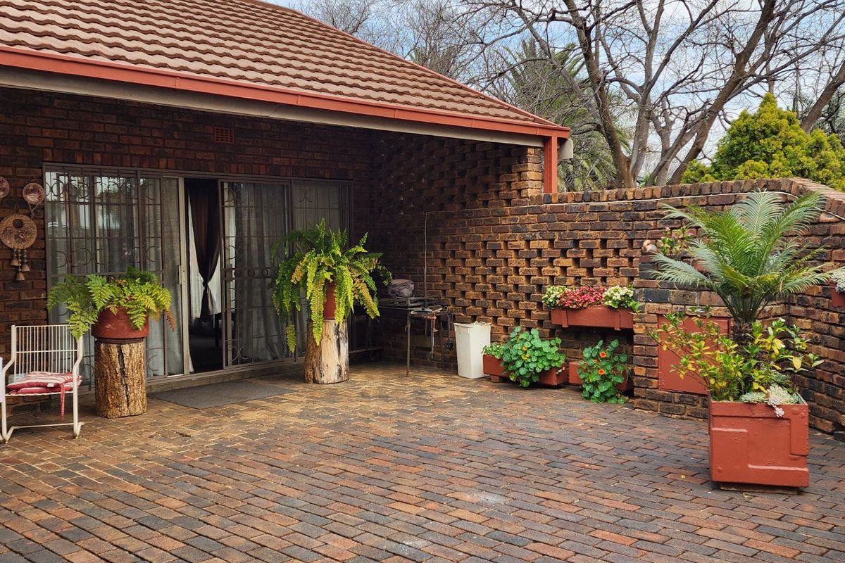 4 BEDROOM TOWNHOUSE IN STILFONTEIN EXT 4 - Photo 3