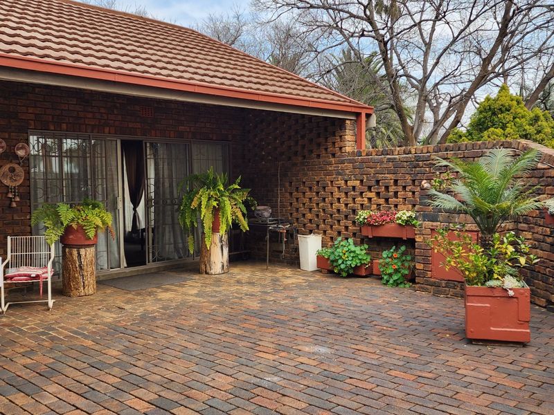 4 BEDROOM TOWNHOUSE IN STILFONTEIN EXT 4 - Photo 3