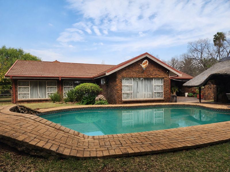 4 BEDROOM TOWNHOUSE IN STILFONTEIN EXT 4 - Photo 1