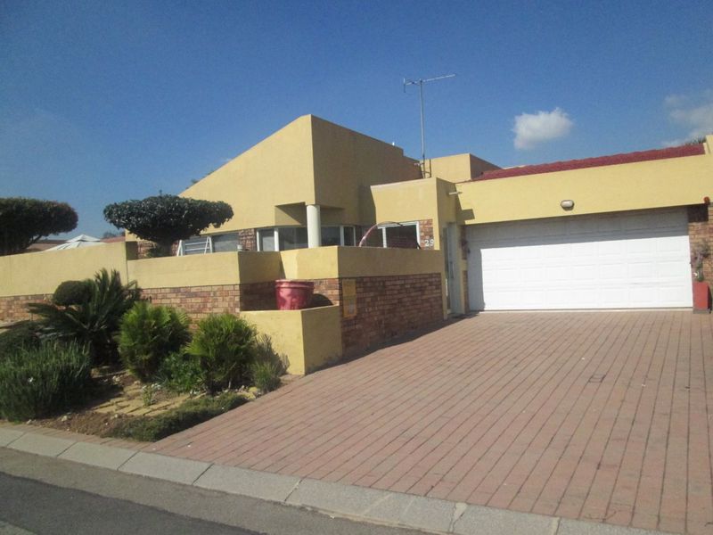 Spacious & Secure Family Cluster – Perfect for Entertaining well positioned in Beyerspark - Photo 1