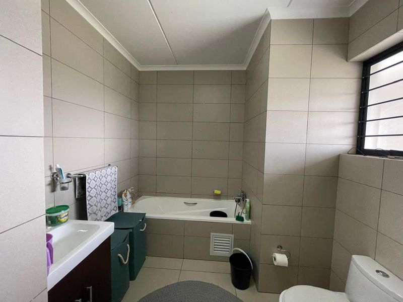 3 bedroom 2 bathroom modern apartment  - Photo 10