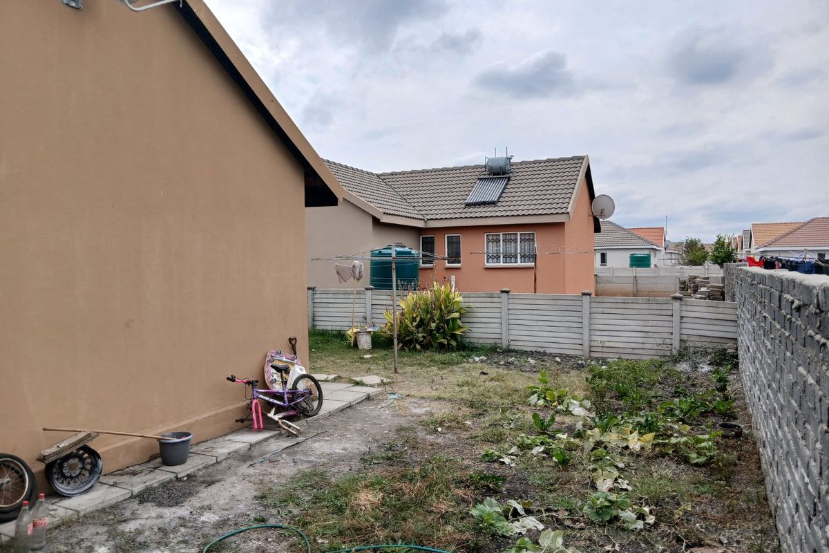Affordable 2 Bedroom House with Huge Yard and endless Potential  - Photo 4
