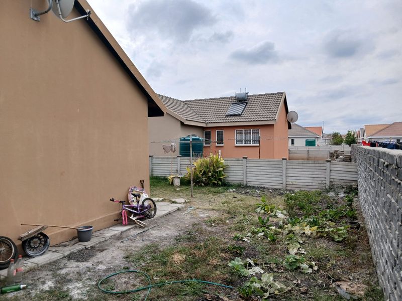 Affordable 2 Bedroom House with Huge Yard and endless Potential  - Photo 4