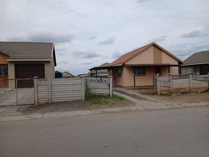 Affordable 2 Bedroom House with Huge Yard and endless Potential  - Photo 1