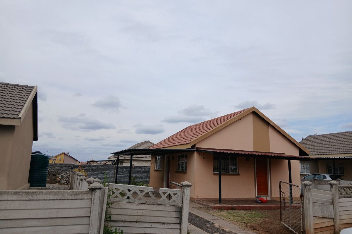 Affordable 2 Bedroom House with Huge Yard and endless Potential  - Photo 2