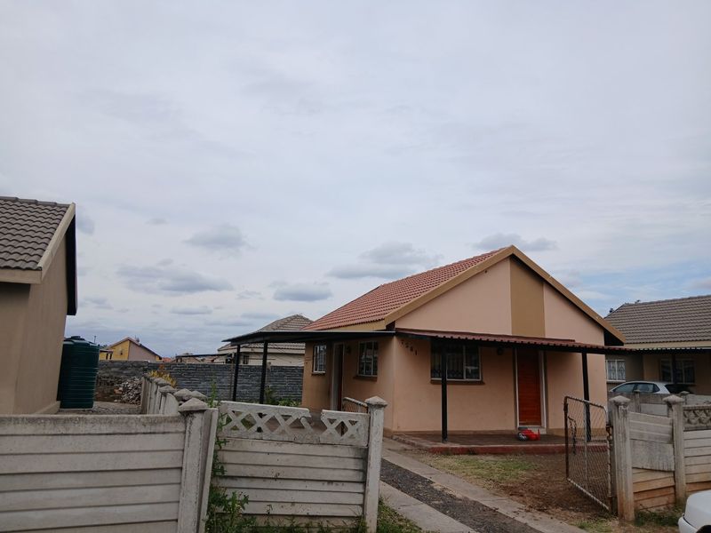Affordable 2 Bedroom House with Huge Yard and endless Potential  - Photo 2