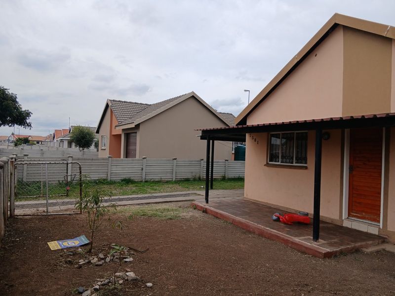 Affordable 2 Bedroom House with Huge Yard and endless Potential  - Photo 9