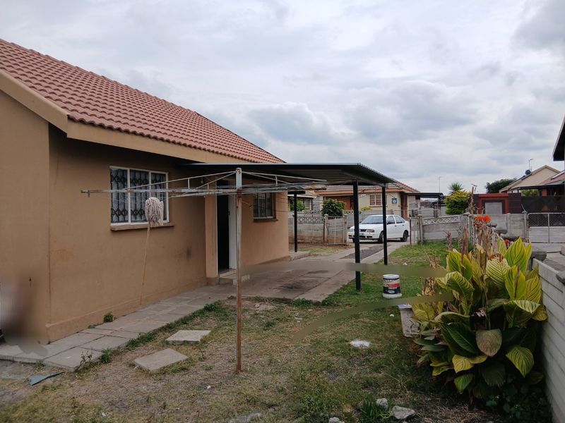 Affordable 2 Bedroom House with Huge Yard and endless Potential  - Photo 8