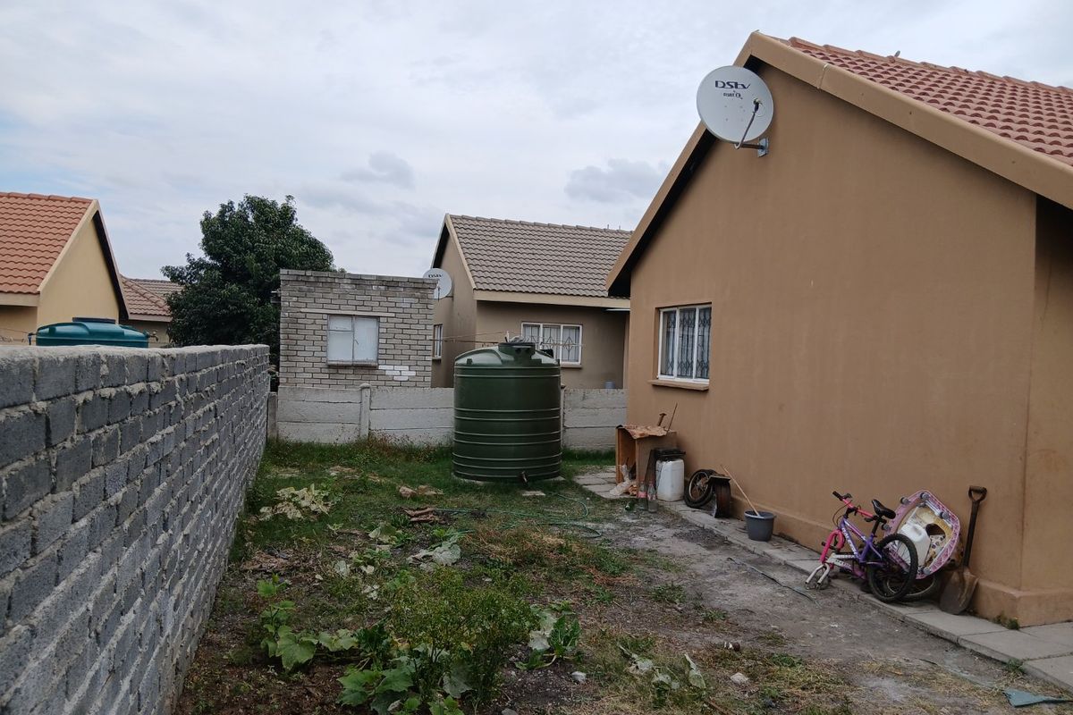 Affordable 2 Bedroom House with Huge Yard and endless Potential  - Photo 5