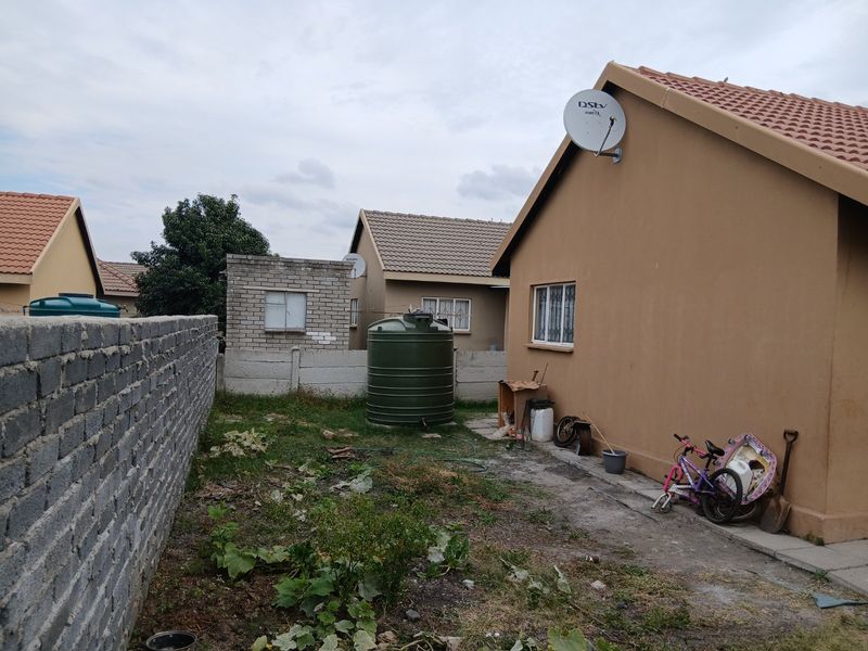 Affordable 2 Bedroom House with Huge Yard and endless Potential  - Photo 5