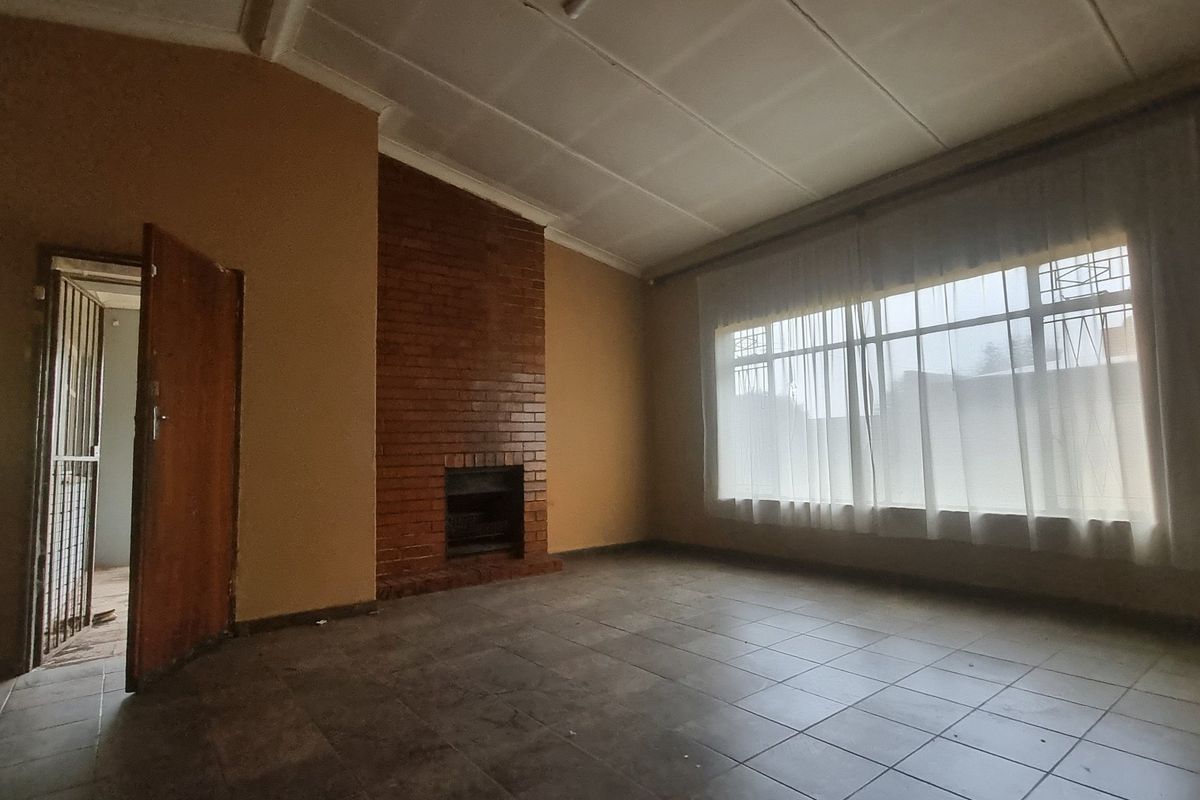 Five-Bedroom Home with Strong Potential for Renovation - Photo 3