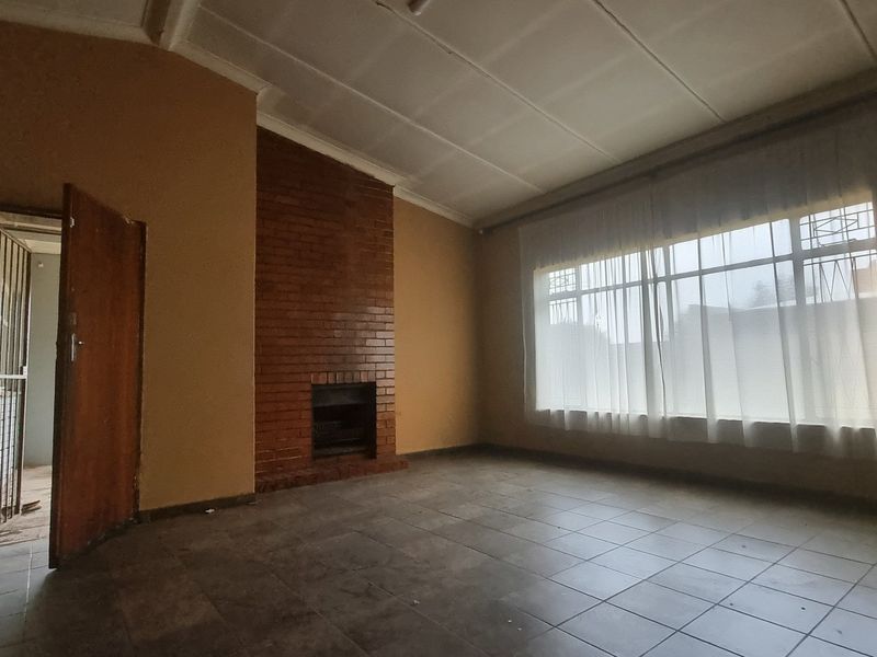 Five-Bedroom Home with Strong Potential for Renovation - Photo 3