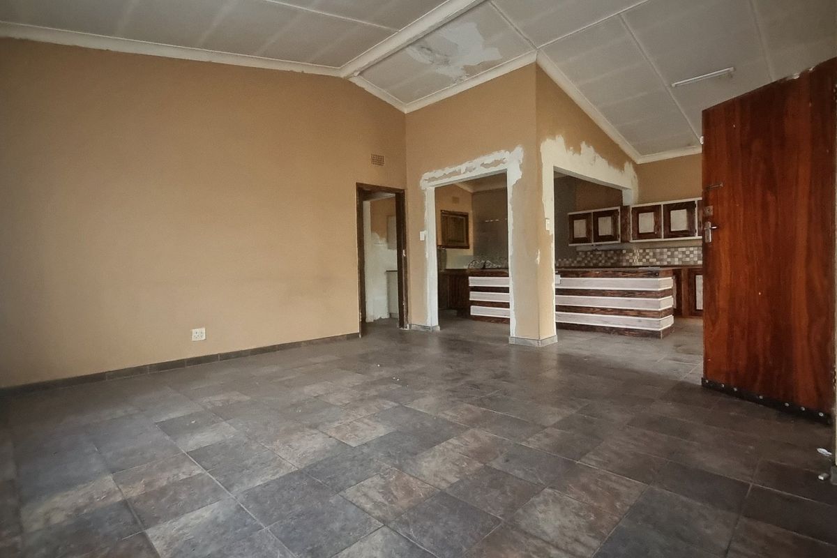 Five-Bedroom Home with Strong Potential for Renovation - Photo 4