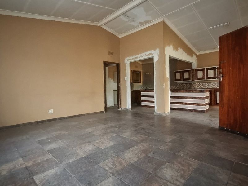 Five-Bedroom Home with Strong Potential for Renovation - Photo 4