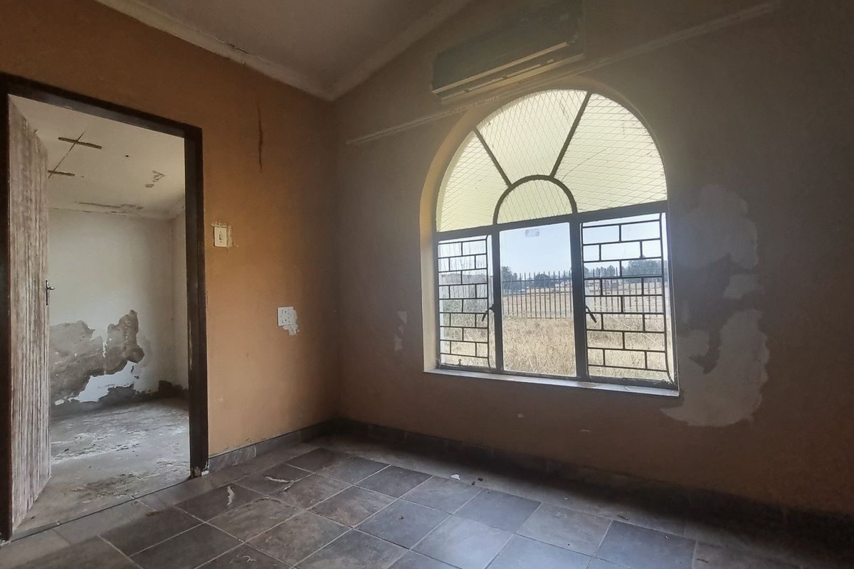 Five-Bedroom Home with Strong Potential for Renovation - Photo 5