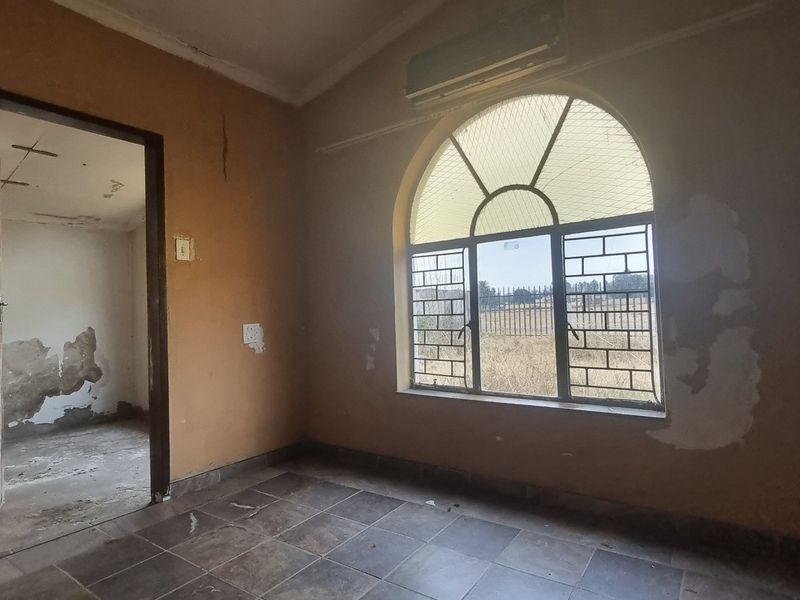 Five-Bedroom Home with Strong Potential for Renovation - Photo 5