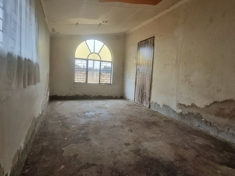 Five-Bedroom Home with Strong Potential for Renovation - Photo 10