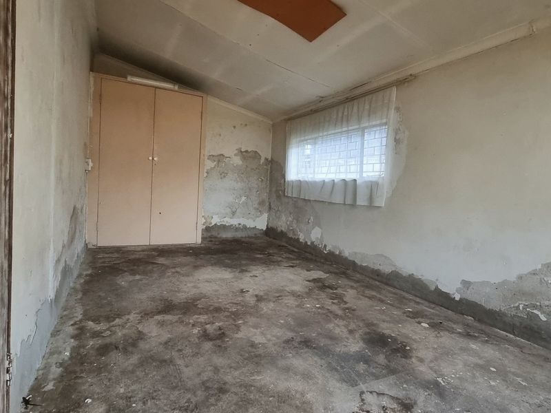 Five-Bedroom Home with Strong Potential for Renovation - Photo 9