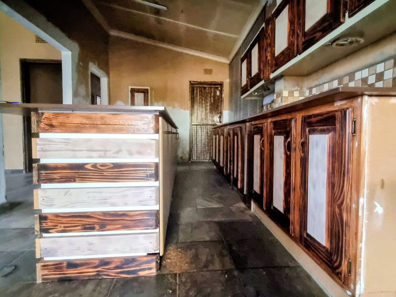 Five-Bedroom Home with Strong Potential for Renovation - Photo 7