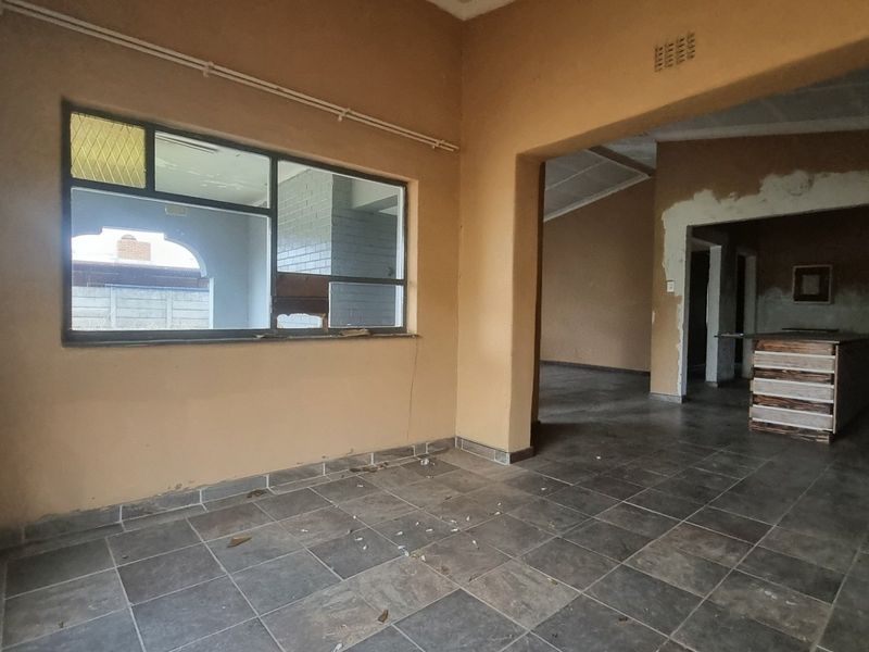 Five-Bedroom Home with Strong Potential for Renovation - Photo 6