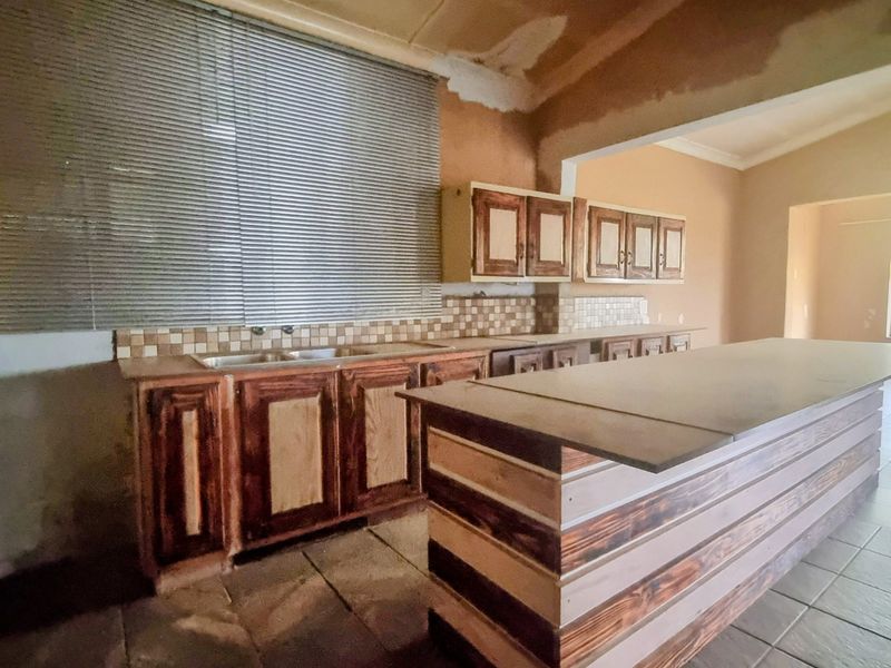 Five-Bedroom Home with Strong Potential for Renovation - Photo 8