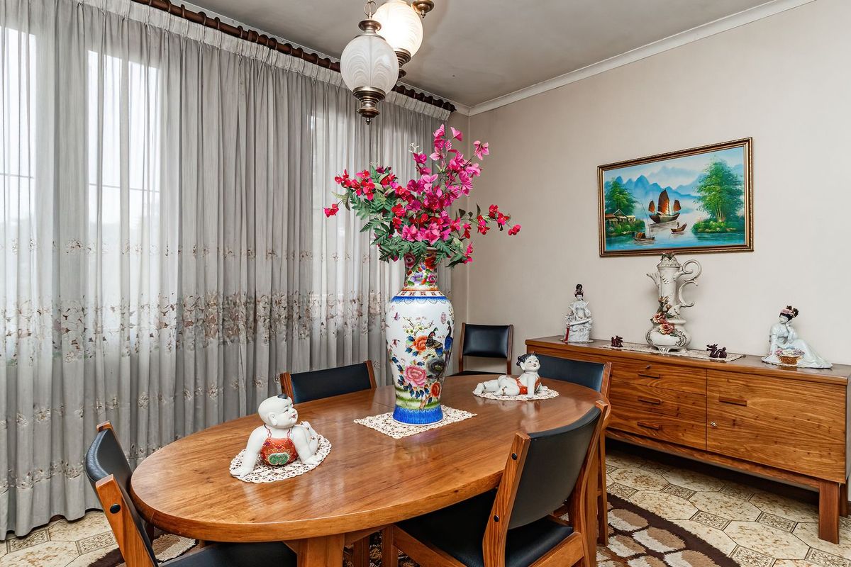 Chic De Wetshof Family Home with Artsy Charm - Photo 4
