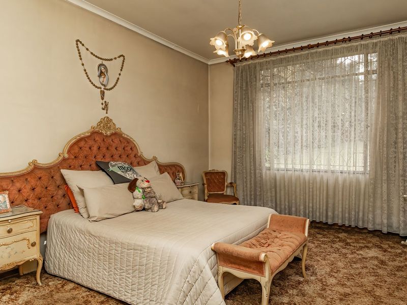 Chic De Wetshof Family Home with Artsy Charm - Photo 10