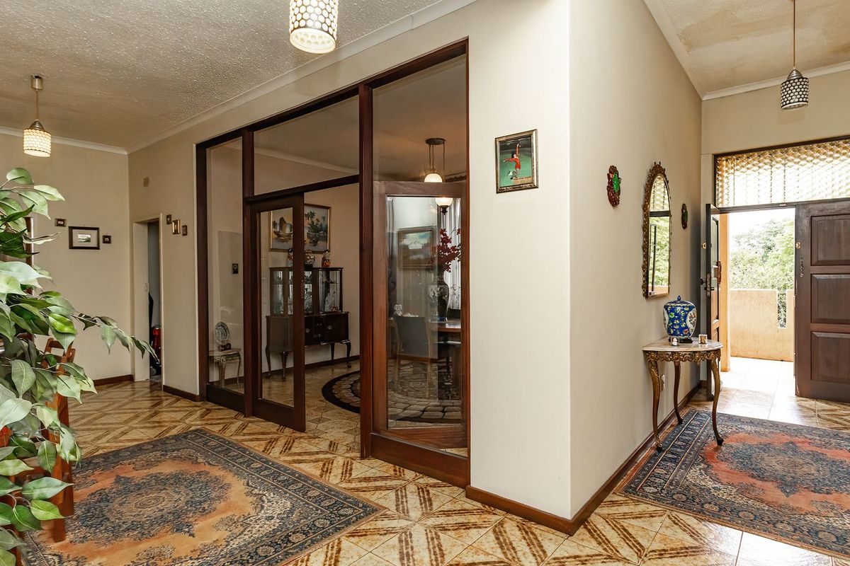 Chic De Wetshof Family Home with Artsy Charm - Photo 3