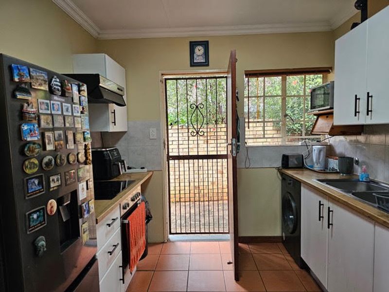 Beautiful Townhouse with neat garden in secure complex close to all main routes. - Photo 4