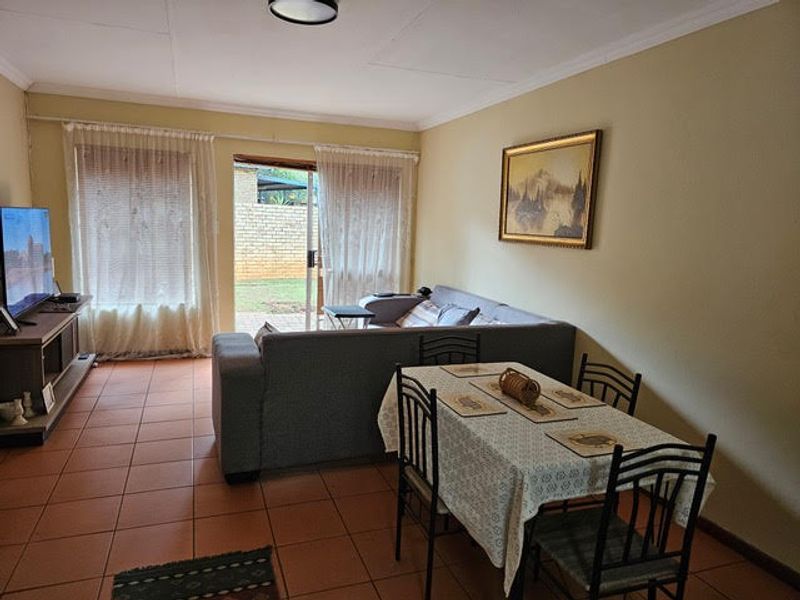 Beautiful Townhouse with neat garden in secure complex close to all main routes. - Photo 2