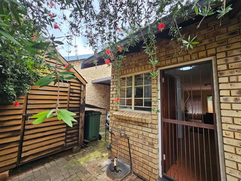 Beautiful Townhouse with neat garden in secure complex close to all main routes. - Photo 10