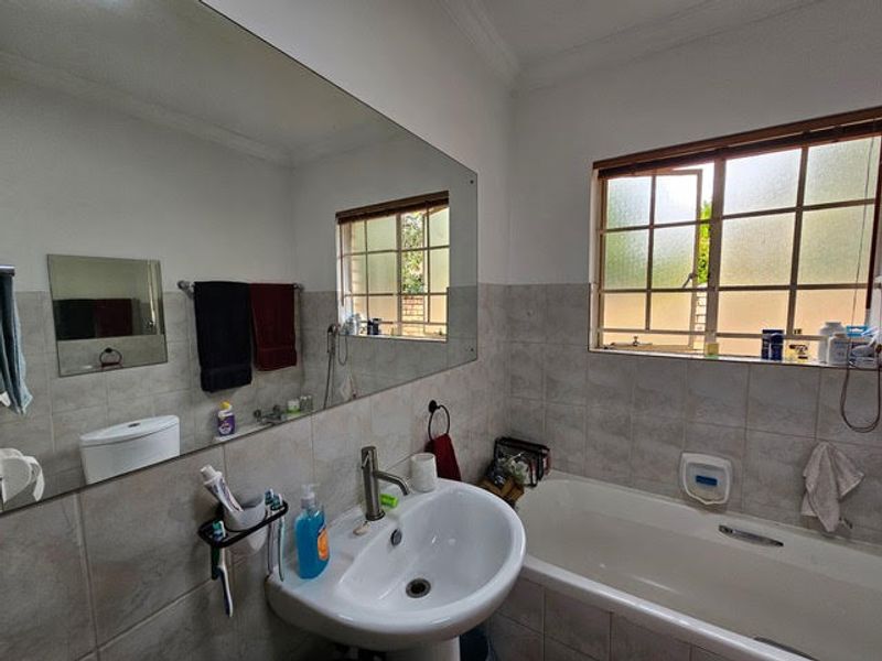 Beautiful Townhouse with neat garden in secure complex close to all main routes. - Photo 9